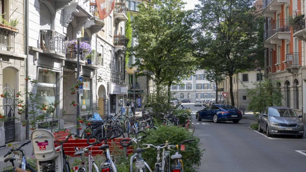 Auf insgesamt 34 Strassen, wie hier im Bruchquartier, würde bei Annahme der Begrünungsinitiative der Jungen Grünen künftig ein Fahrverbot gelten.