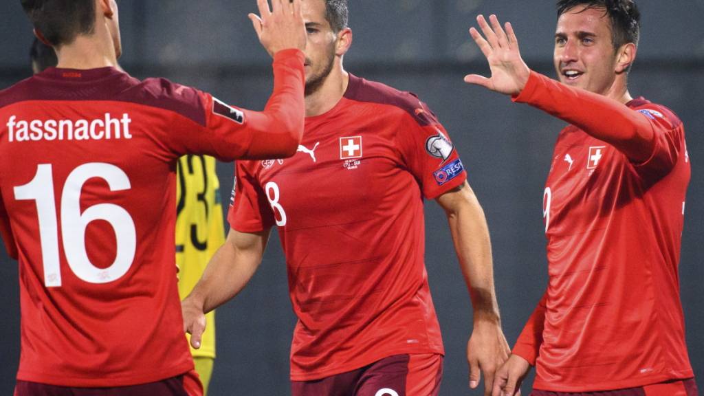 Christian Fassnacht und Mario Gavranovic klatschen ab: Bisher hat die Schweiz in der WM-Qualifikation unter dem neuen Trainer Murat Yakin alles richtig gemacht
