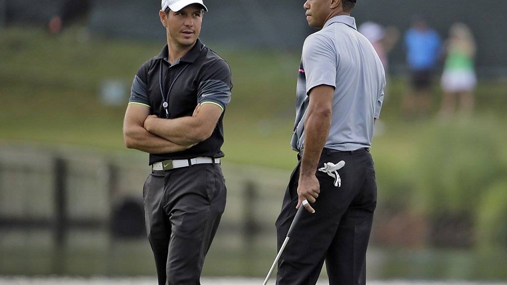 Tiger Woods und Schwungcoach Chris Como (links) arbeiteten seit 2014 zusammen