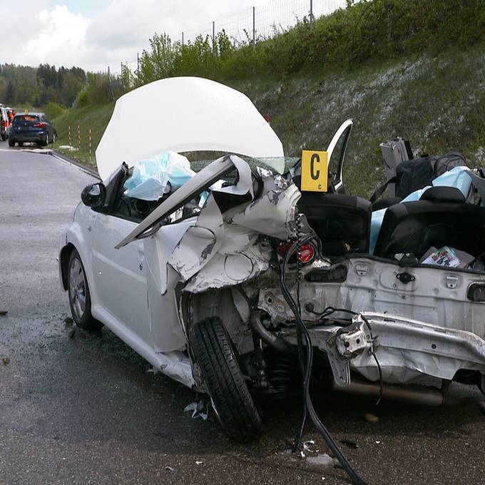 Unfall mit vier Fahrzeugen auf Autobahn A1 – eine Person schwer verletzt