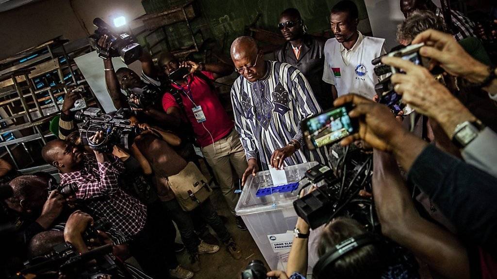 Roch Marc Christian Kabore bei der Stimmabgabe bei den Wahlen in Burkina Faso. Er wurde im ersten Wahlgang mit absoluter Mehrheit zum Präsidenten des Landes gewählt.