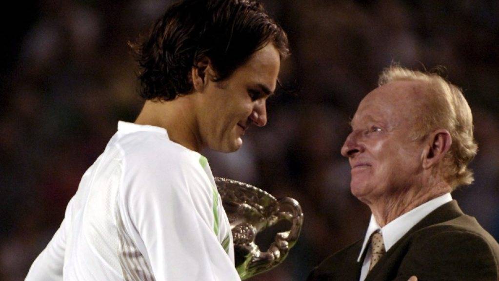 Erste Begegnung am Australian Open 2006: Roger Federer erhält aus den Händen von Rod Laver seinen Pokal