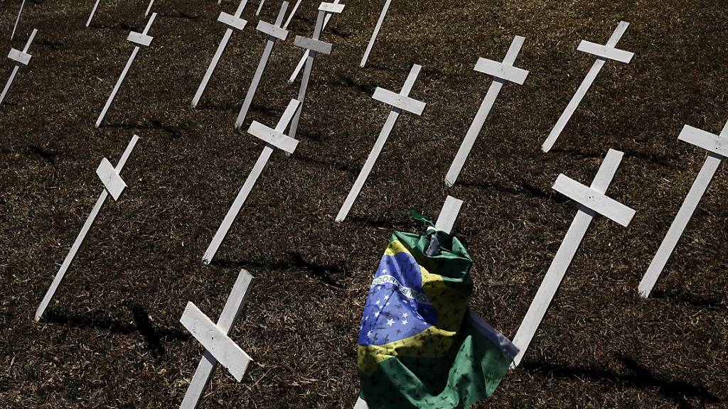 In Brasilien nimmt die Zahl der Personen, die an der Lungenkrankheit Covid-19 gestorben sind, weiter rasant zu. Staatspräsident Jair Bolsonaro ist ebenfalls positiv auf das Virus getestet worden.(Archivbild)