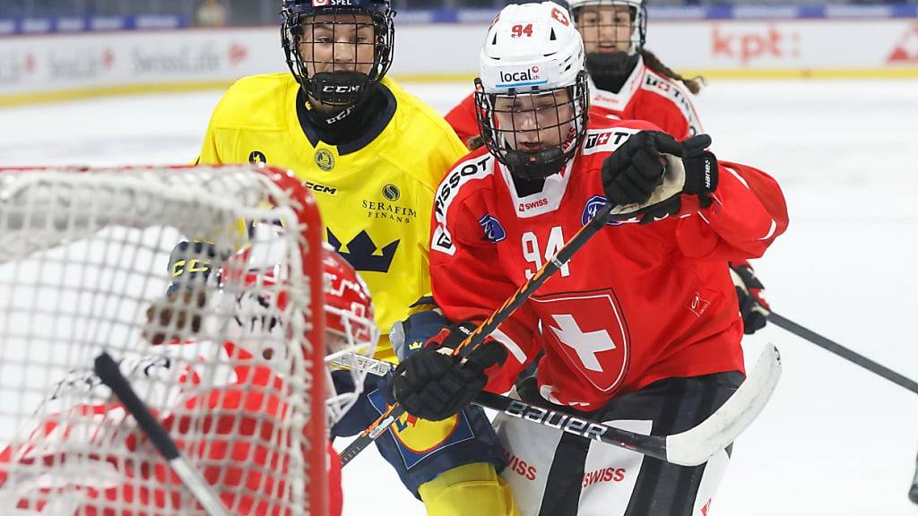 Unter Druck: Die Schweizer Hockeyanerinnen waren dem Druck der Schwedinnen nicht gewachsen