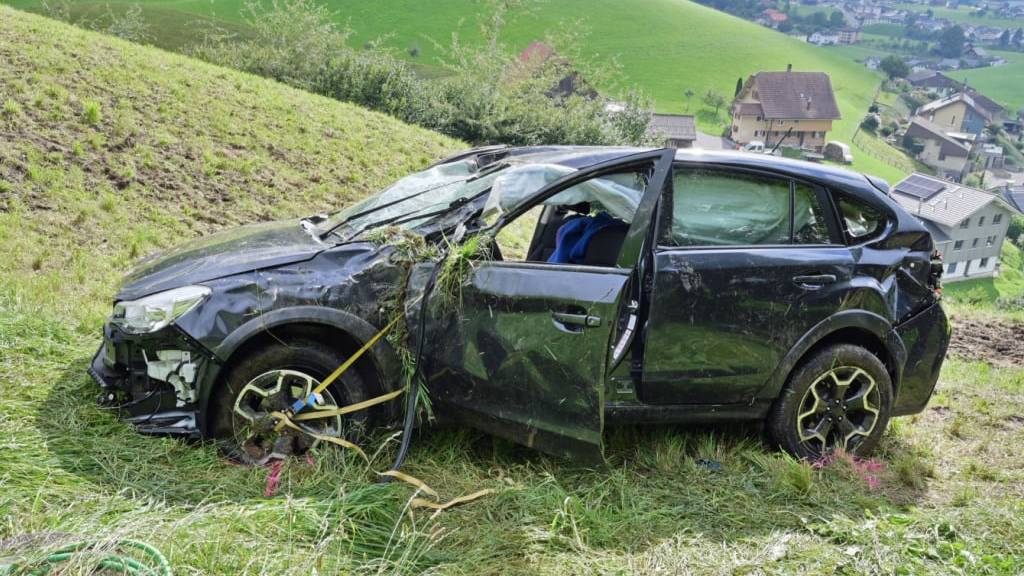 Nach dem Aufprall mit einer Steinblockstützmauer überschlug sich das Auto auf einer herabfallenden Wiese mehrmals.