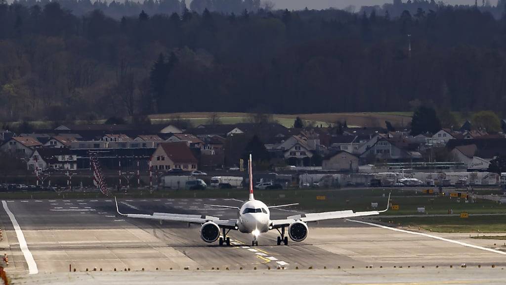 Wegen technischer Probleme bei Skyguide konnten am Montagnachmittag keine Flugzeuge mehr in Zürich starten. (Symbolbild)