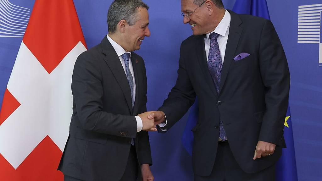Bundesrat Ignazio Cassis (links) ist bei seiner Ankunft am Dienstag in Brüssel von Maros Sefcovic, Vizepräsident der EU-Kommission, begrüsst worden. Die beiden Politiker tauschen sich über die Fortschritte in der Beziehung Schweiz-EU aus.