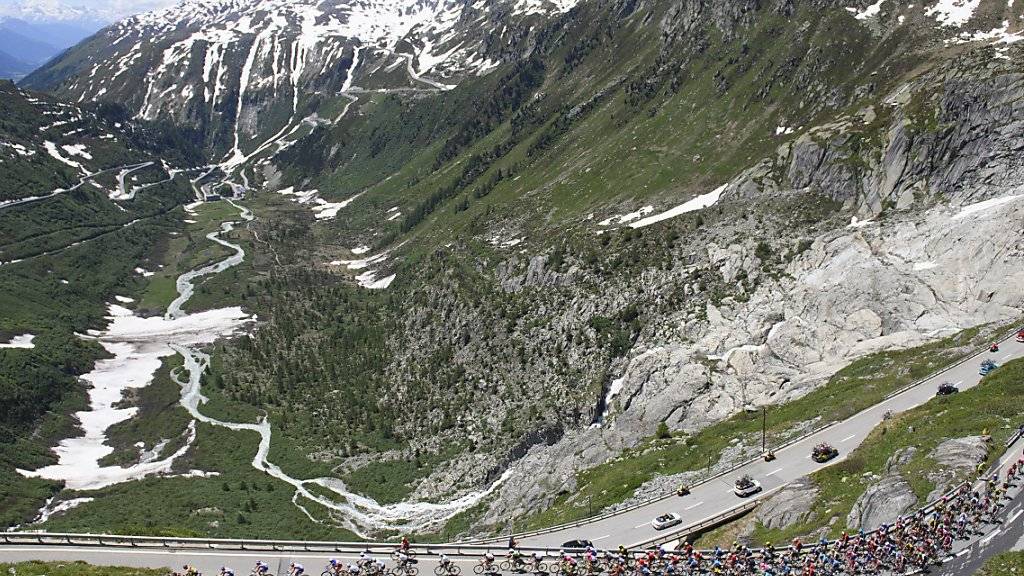 Der Tour-de-Suisse-Tross 2018 beim Aufstieg zum Furkapass