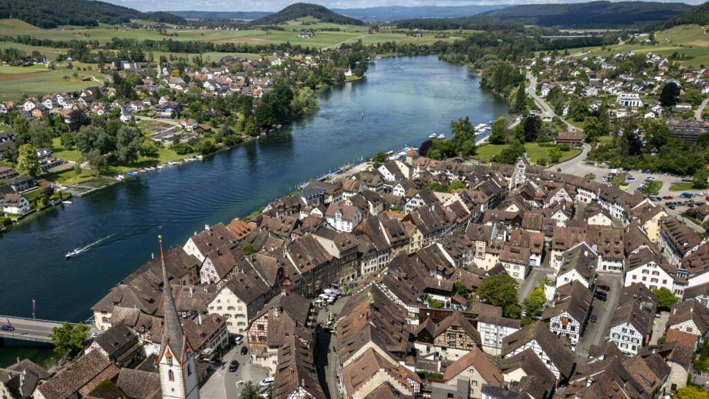 Ab Montag verkehren keine Kursschiffe zwischen Stein am Rhein SH und Diessenhofen TG. Die Gründe: Trockenheit und invassive Quagga-Muscheln. (Archivbild)
