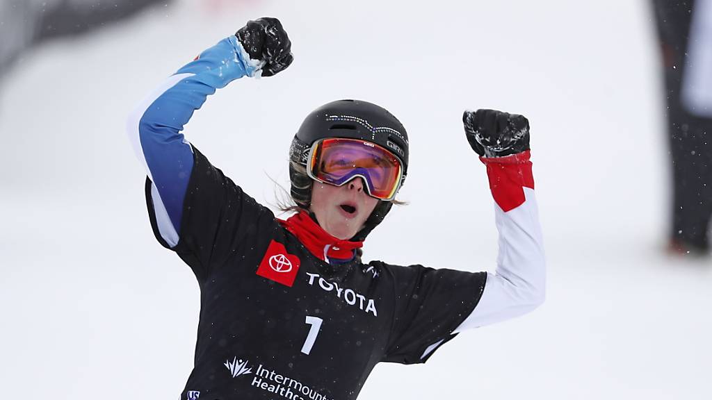 Schwingt zu Beginn der Saison oben aus: Alpin-Snowboarderin Ladina Jenny fährt in den ersten zwei Weltcup-Rennen der Saison aufs Podest