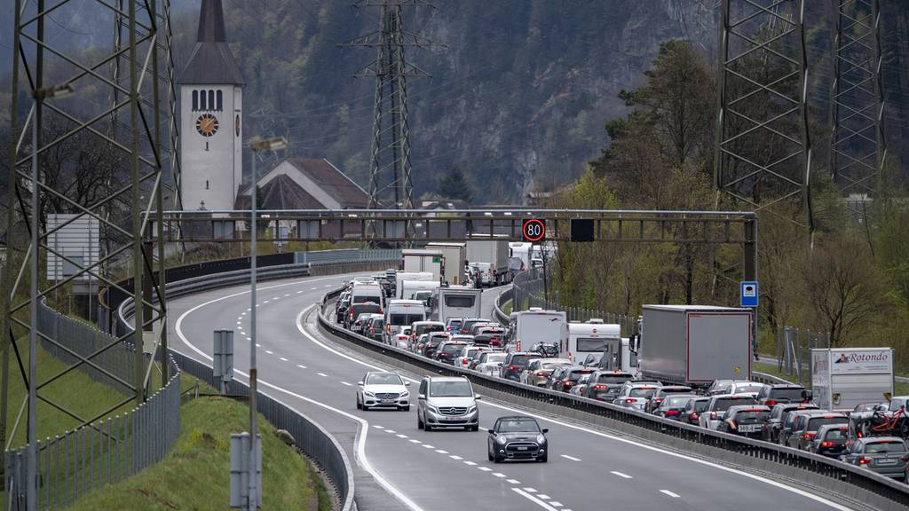 Der Reiseverkehr am Wochenende vor Ostern staut sich vor dem Gotthard Tunnel in Richtung Sueden zwischen Amsteg und Erstfeld bis auf 12 Kilometer Laenge, am Samstag, 9. April 2022 in Erstfeld