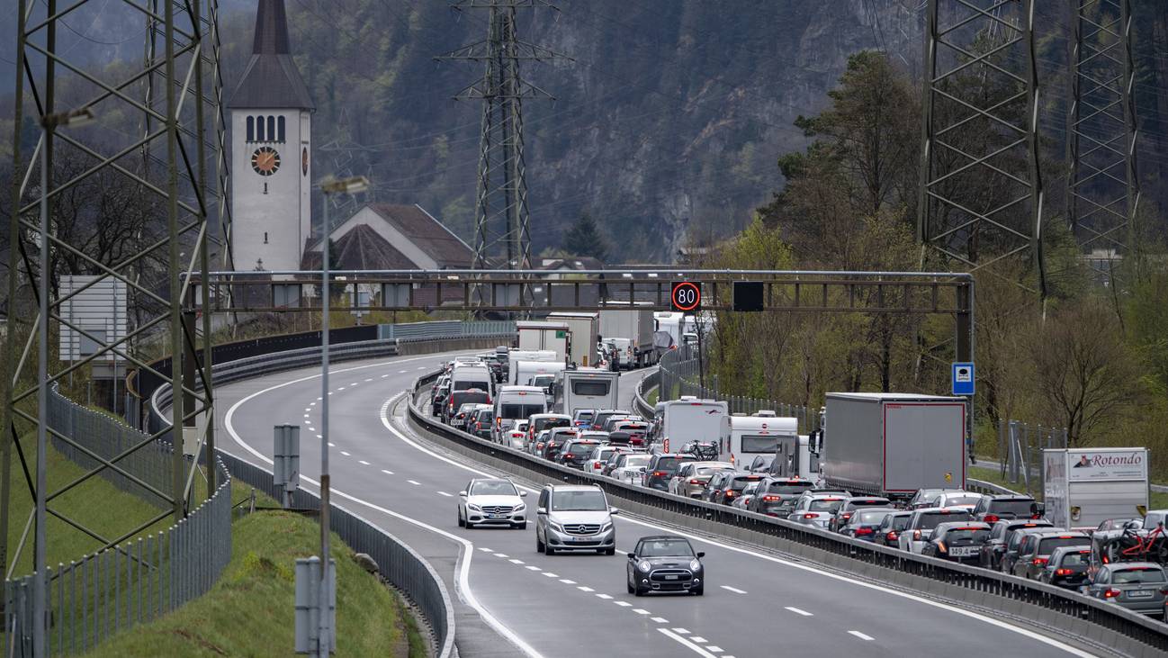 Der Reiseverkehr am Wochenende vor Ostern staut sich vor dem Gotthard Tunnel in Richtung Sueden zwischen Amsteg und Erstfeld bis auf 12 Kilometer Laenge, am Samstag, 9. April 2022 in Erstfeld