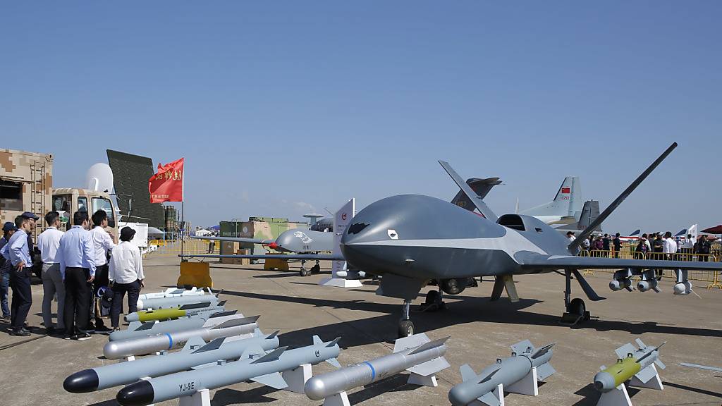 ARCHIV - Eine Cloud Shadow Jet-power Drohne der Aviation Industry Corporation of China (AVIC) auf der Internationalen Luft- und Raumfahrtmesse in Zhuhai. Foto: Kin Cheung/AP/dpa