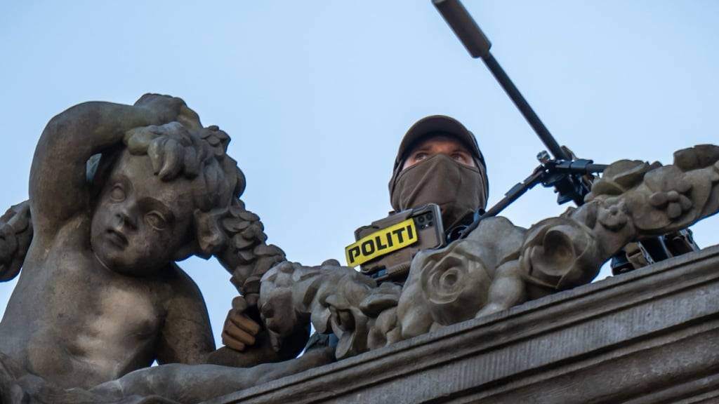 Ein Scharfschütze der Polizei steht am Schloss Amalienborg vor dem Abendessen beim König im Rahmen des informellen Treffens der EU-Staats- und Regierungschefs. Thema des zweitägigen Treffens sind die weitere Unterstützung von Dänemark, der Ukraine und die geplante Verstärkung der militärischen Abschreckungs- und Verteidigungsfähigkeiten - insbesondere auch im Bereich der Drohnenabwehr. Foto: Michael Kappeler/dpa