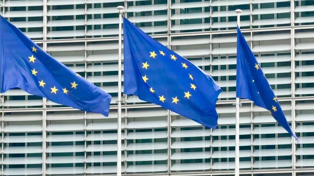 Drei Fahnen der Europäischen Union wehen vor dem Gebäude der EU-Kommission. Foto: Alicia Windzio/dpa