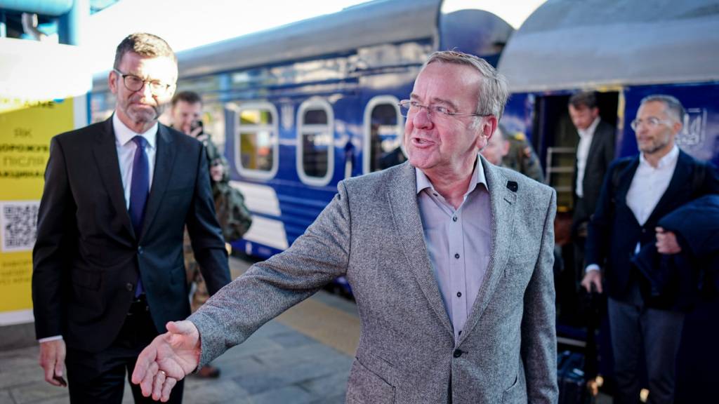 Boris Pistorius (SPD), Bundesminister der Verteidigung, kommt auf dem Hauptbahnhof in Kiew an. Auf dem Programm stehen politische Gespräche. Foto: Kay Nietfeld/dpa