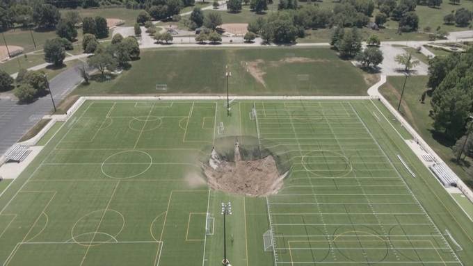 Riesiges Loch: Fussballplatz in Illinois stürzt plötzlich ein