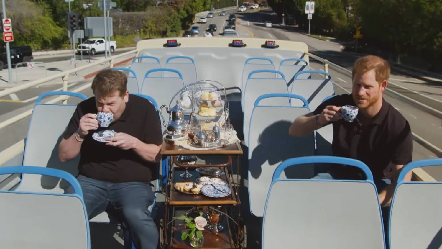 James Corden und Prinz Harry trinken auf dem Bus natürlich Tee – wie es sich für zwei Engländer gehört.
