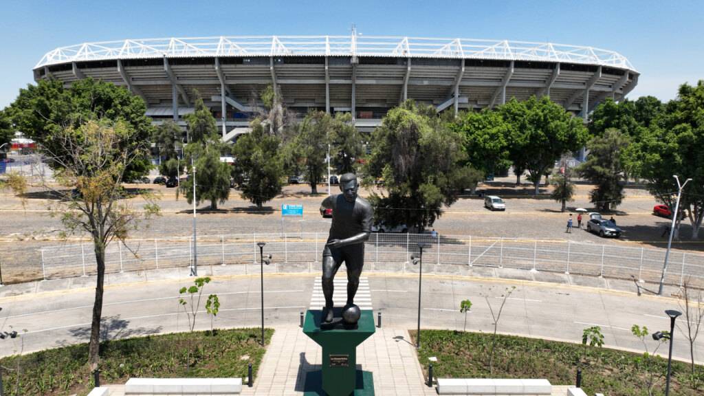 Eine 9,5 Meter hohe Statue für Pelé ziert jetzt den Platz vor dem Stadion Jalisco in Guadalajara, Mexiko.