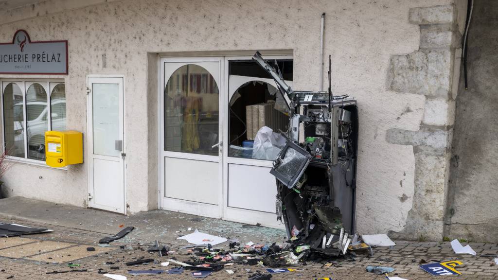 Der Bankomat in Genolier VD wurde kurz vor 04.00 Uhr morgens gesprengt.