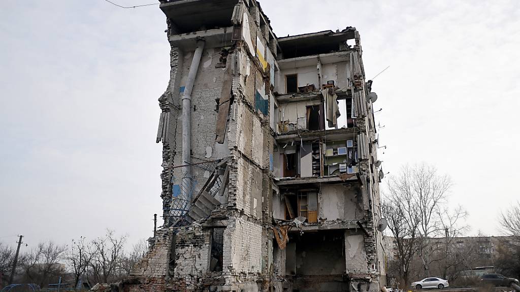 Ein durch russischen Beschuss zerstörtes Wohnhaus in der Region Charkiw. Foto: -/Ukrinform/dpa
