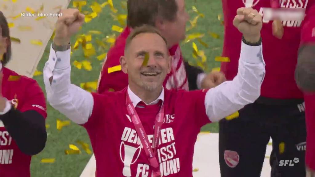 Pokalübergabe an den FC Thun