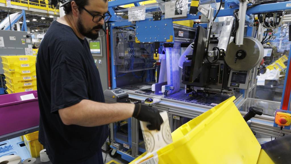 Ein Mitarbeiter in einem Verteilzentrum des US-Onlinehandelsriesen Amazon. (Archivbild)