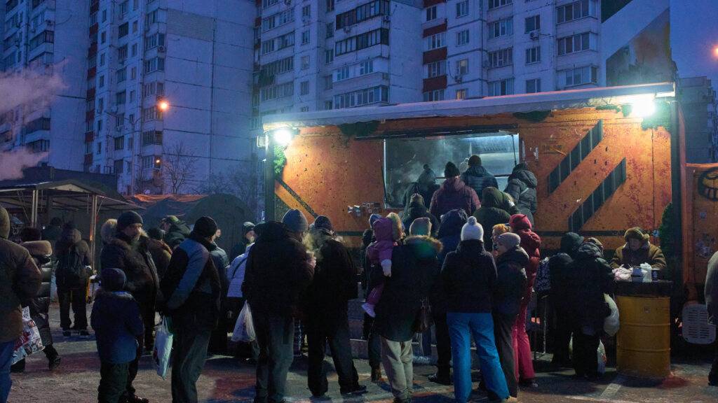 Mehr Menschen denn je warten laut Caritas an den Abgabestellen auf eine warme Mahlzeit. Mittlerweile nehmen auch Menschen aus der Mittelschicht das Gratisangebot wahr. (Archivbild)