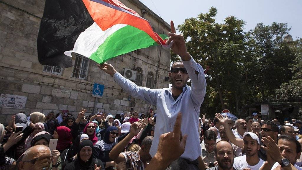 Palästinenser feiern den Abbau der umstrittenen Sicherheitsvorkehrungen am Tempelberg. Tausende strömten auf das Plateau um zu beten - dabei kam es aber erneut zu Auseinandersetzungen.