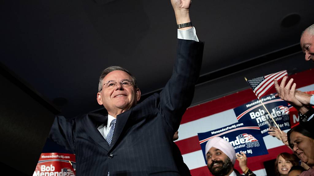 ARCHIV - Bob Menendez, demokratischer Senator im US-Bundesstaat New Jersey, jubelt in seinem Wahlkampf-Hauptquartier, nachdem er wiedergewählt wurde. Foto: Craig Ruttle/AP/dpa