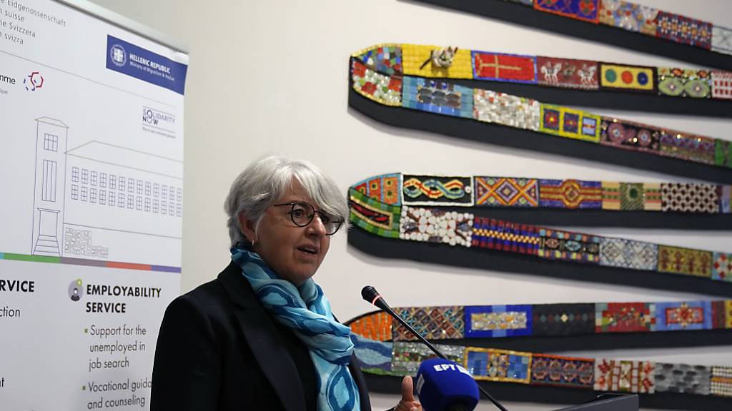 Justizministerin Elisabeth Baume-Schneider lanciert in Athen ein von der Schweiz finanziertes Hilfsprojekt für Geflüchtete und Migranten.