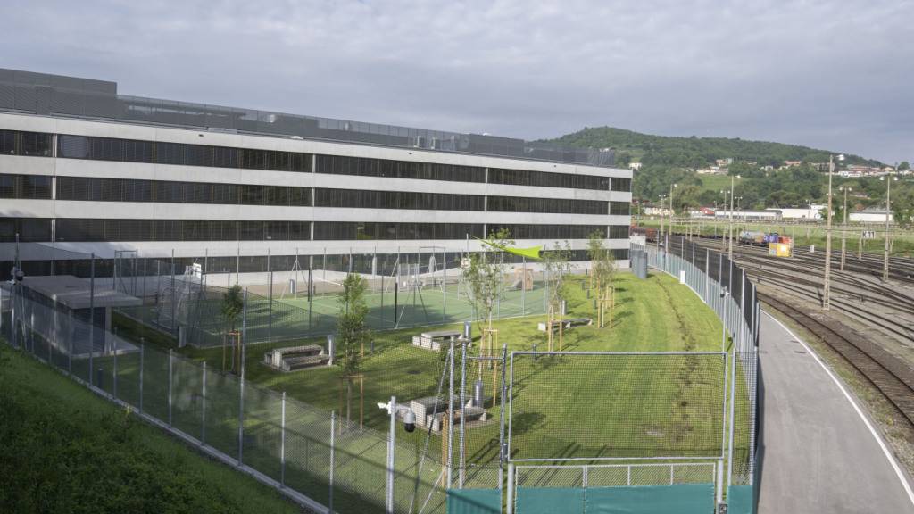 Gegen einen abgetrennten Bereich für auffällige Asylbewerber im Bundesasylzentrum Pasture TI regt sich heftiger Widerstand. (Archivbild)