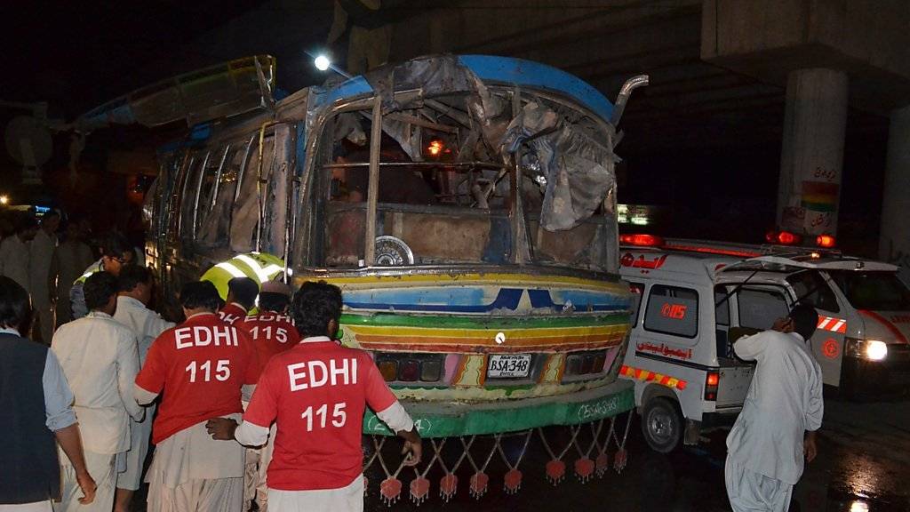 Rettungskräfte beim zerstörten Bus nach dem Bombenanschlag im pakistanischen Quetta