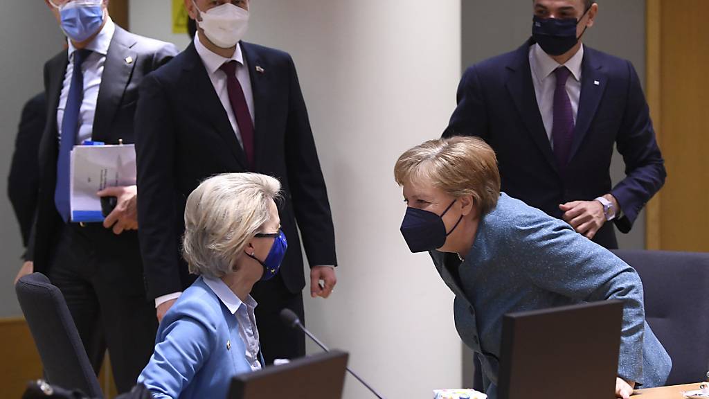 Bundeskanzlerin Angela Merkel spricht mit Ursula von der Leyen, Präsidentin der Europäischen Kommission, während des EU-Gipfels. Thema am zweiten Tag des Treffens sind unter anderem die Corona-Pandemie und der Klimaschutz. Foto: John Thys/Pool AFP/AP/dpa Foto: John Thys/Pool AFP/AP/dpa