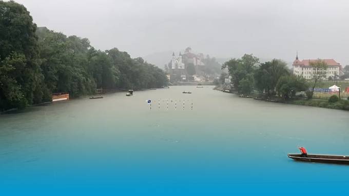 Pontoniere im Starkregen ++ Gewitter stört Jugendfest-Auftakt in Wohlen