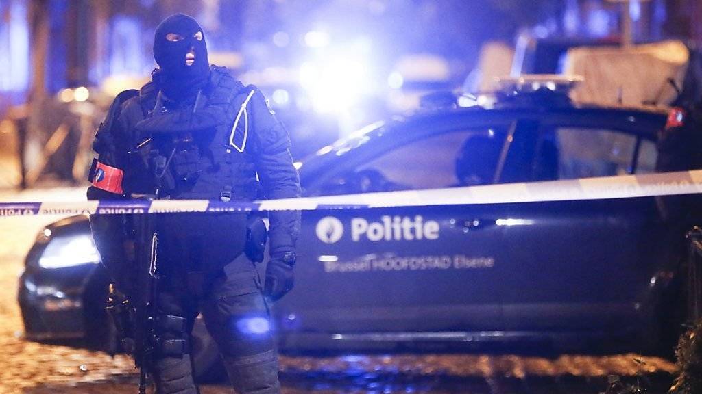 Polizeieinsatz in Brüssel, als vergangene Woche die höchste Terrorwarnstufe galt: Am Sonntagabend gab es weitere Razzien, aber keine Festnahmen. (Archivbild)