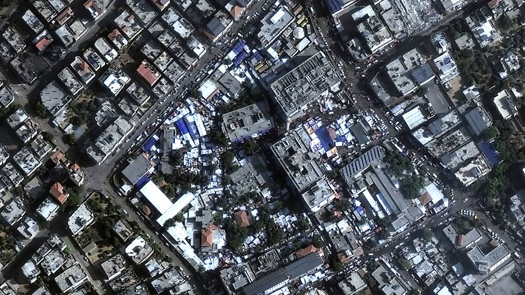 HANDOUT - Die medizinischen Einrichtungen im Gazastreifen sind zuletzt immer mehr in den Fokus der Kämpfe gerückt. Foto: ---/Satellite image '2023 Maxar Technologies/AP/dpa - ACHTUNG: Nur zur redaktionellen Verwendung bis zum 19.11.23 und nur mit vollständiger Nennung des vorstehenden Credits und nur im vollen Format. Das Logo im Bild muss gezeigt werden.