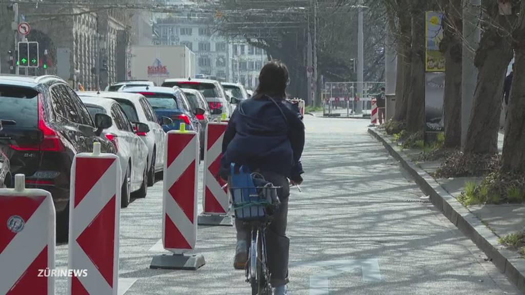 Stadt Zürich sperrt Autospur, um Platz für Velofahrer zu schaffen – Kanton reagiert