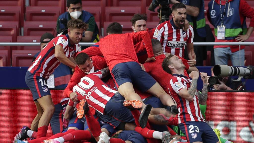 Die Spieler von Atlético Madrid feiern die späte Wende gegen Osasuna