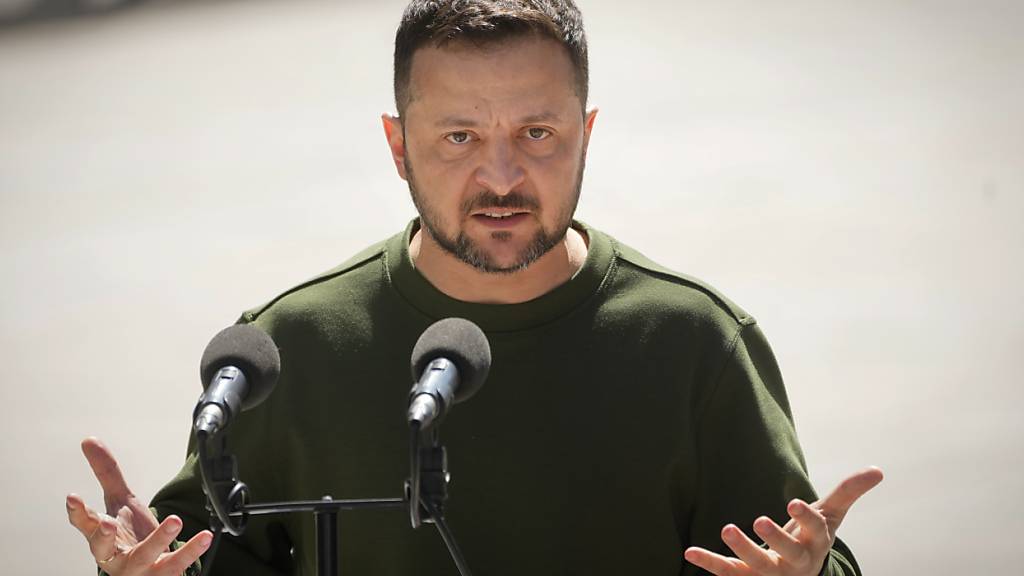 ARCHIV - Der ukrainische Präsident Wolodymyr Selenskyj spricht während einer Pressekonferenz. Foto: Efrem Lukatsky/AP/dpa