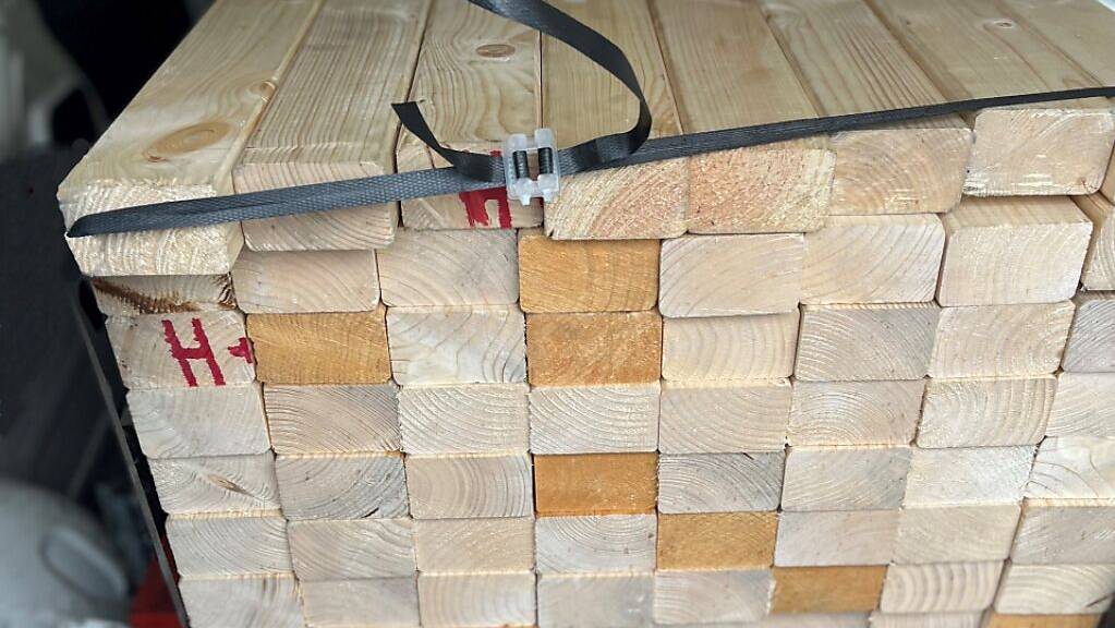 Auf den ersten Blick ist nicht erkennbar, dass sich in diesem Holzstapel 17 Kilogramm Drogen befinden.