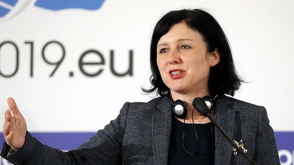 EU-Justizkommissarin Vera Jourova hat am Mittwoch in Strassburg die neue Geldwäscherei-Liste der EU vorgestellt. Insgesamt sind 23 Länder und Gebietskörperschaften gelistet - nicht aber die Schweiz. (Archiv)