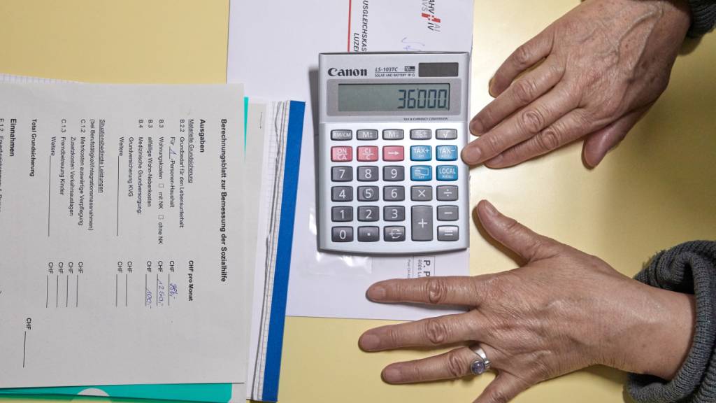 Kinder und Jugendliche sowie Alleinerziehende und Menschen ohne Berufsbildung sind besonders von finanzieller Not betroffen und müssen unterstützt werden. (Symbolbild)