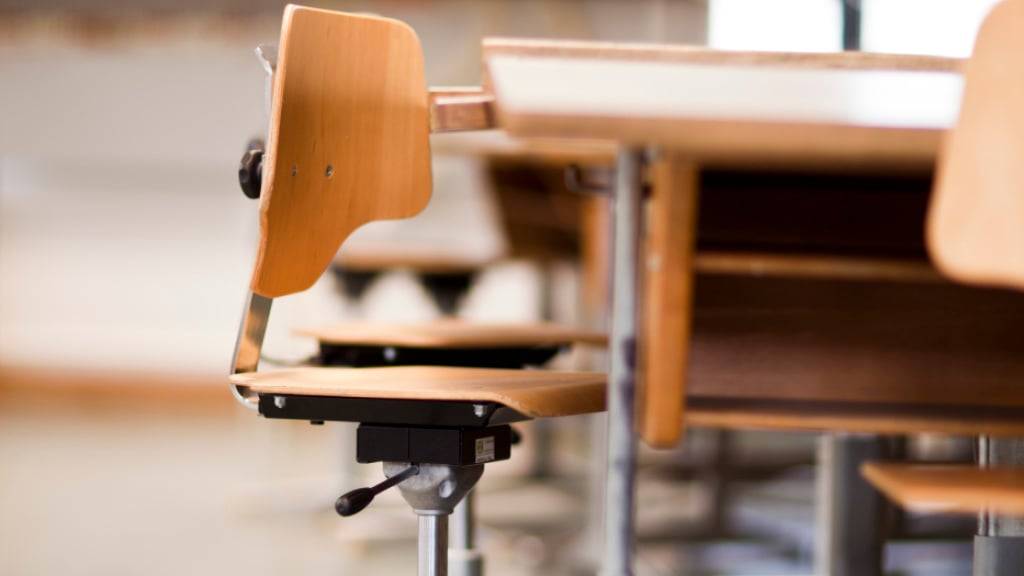 Die Primarschule Dübendorf verschenkt und versteigert Ausstattung aus dem Schulhaus Birchlen, das bald abgerissen werden soll. (Symbolbild)