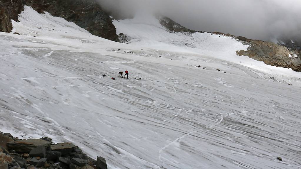 Zwei Bergsteiger haben auf einem Gletscher im Oberwallis erneut ein menschliches Skelett gefunden. (Symbolbild)