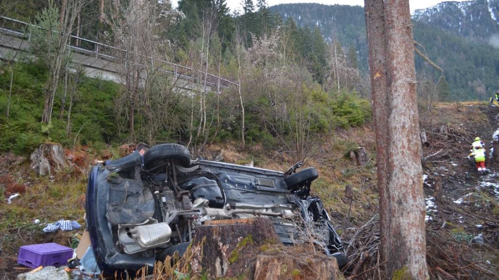 Auto stürzt bei Tiefencastel GR einen Abhang hinunter