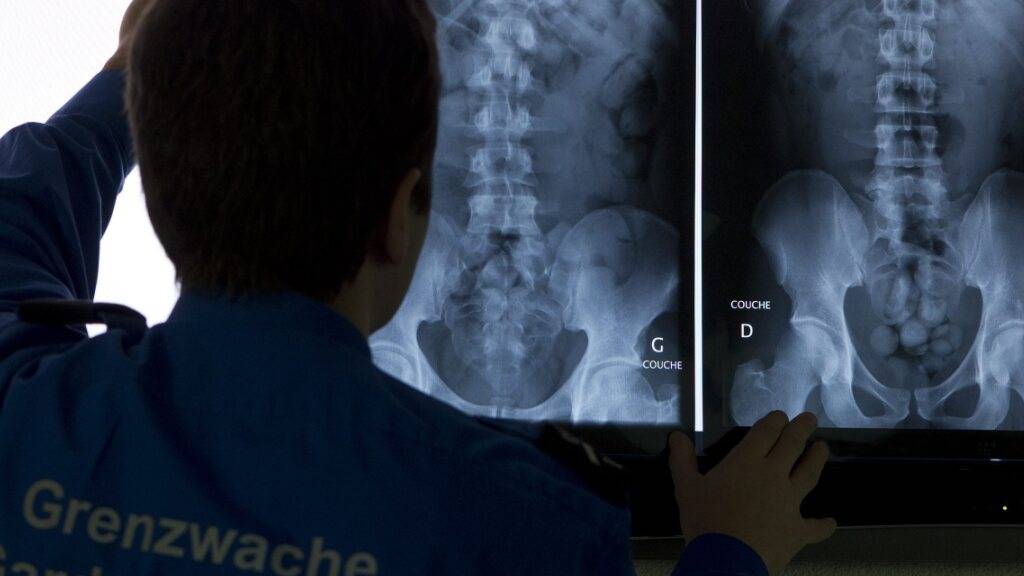Ein 27-jähriger Brasilianer schmuggelte rund ein Kilogramm Kokain in seinem Magen. Am Flughafen Zürich wurde er aus dem Verkehr gezogen. (Archivbild)