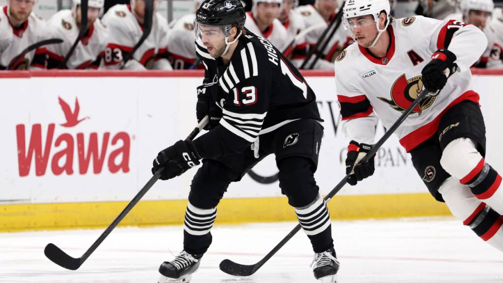 Captain Nico Hischier (Nummer 13) behält die Übersicht und versenkt den Puck während der Partie gegen die Ottawa Senators gleich zweimal im Netz