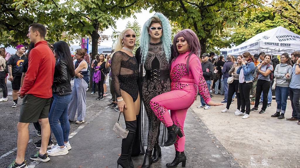Mehrere hundert Personen versammelten sich am Samstagabend in Luzern zum Pride-Festival.