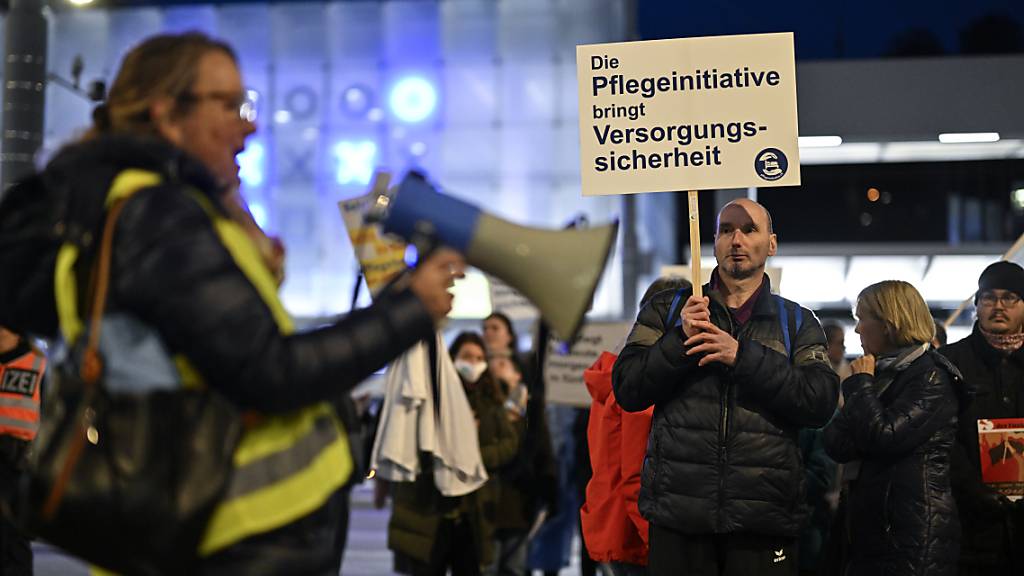 Rund 30 Personen haben am Montagabend in St. Gallen am «Walk of Care» teilgenommen und vor der Berufsflucht des Pflegepersonals gewarnt.